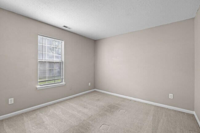 Building Photo - Just Renovated & Ready for You!