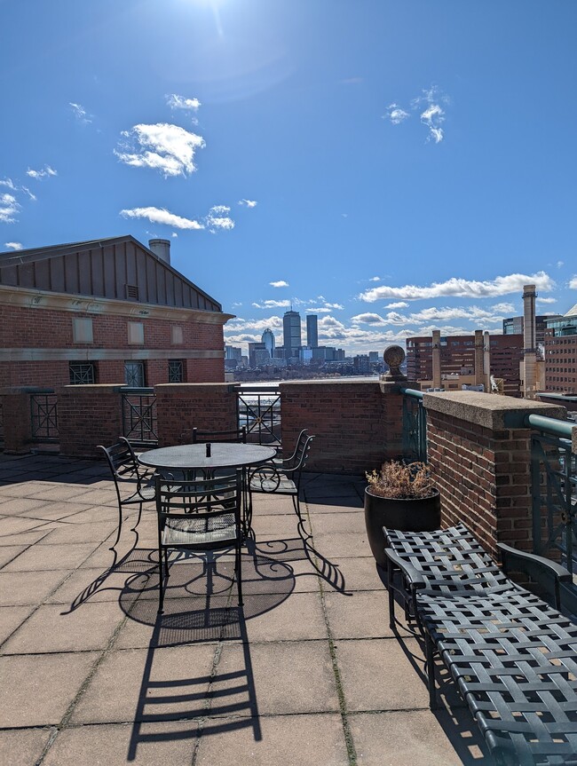 Building Photo - 10 Rogers St