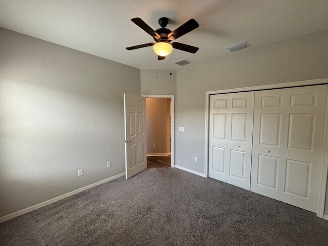 Building Photo - 4 bedroom / 3 bath in great neighborhood - WON'T LAST!