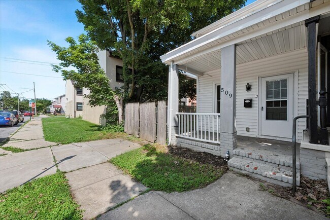Building Photo - Recently Renovated 2 Bed 1 Bath Twin in West Chester Borough!