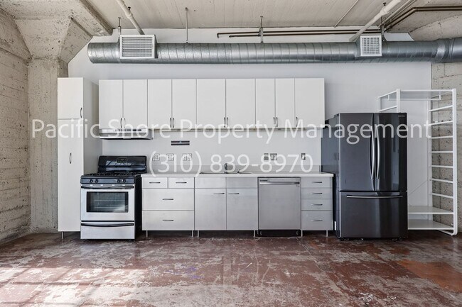 Building Photo - Large Loft with Modern Finishes at Historic Toy Factory Lofts!