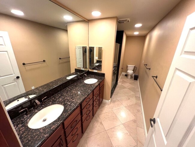 Building Photo - Beautiful 3 Bed 2.5 Bath Town House With A...