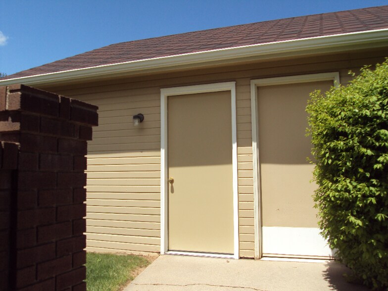 Building Photo - 2450 Hampshire Rd