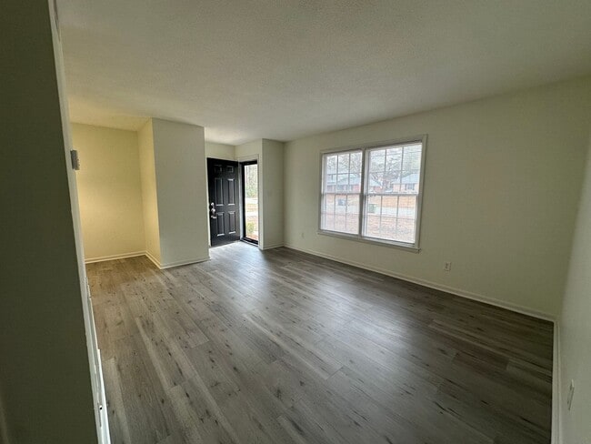 Building Photo - 2 Bedroom, 1 Bath Duplex Located in the Center of Wilmington