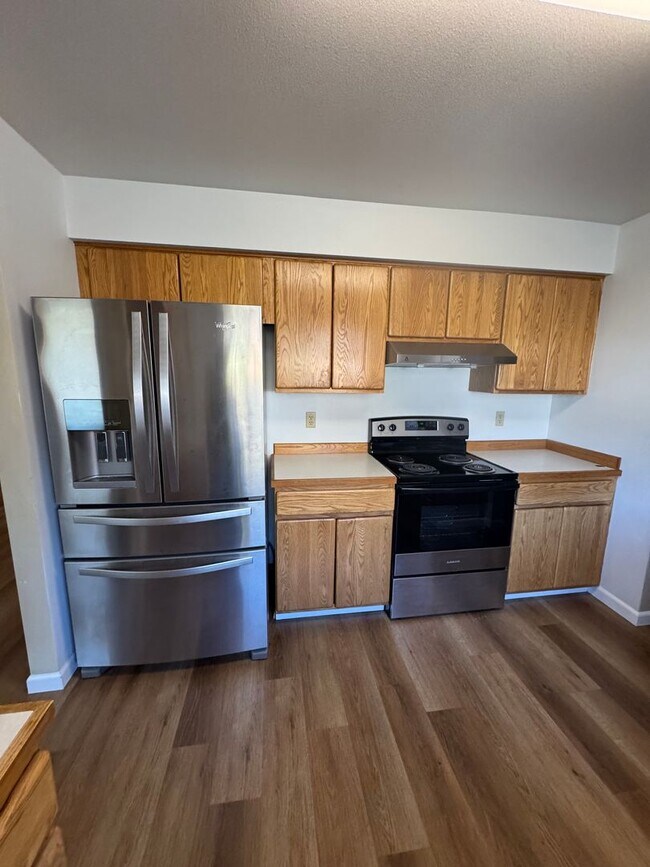 Building Photo - Hucrest 3 bedroom 2 bath home with garage