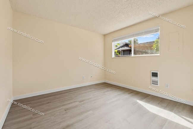 Building Photo - 237-05