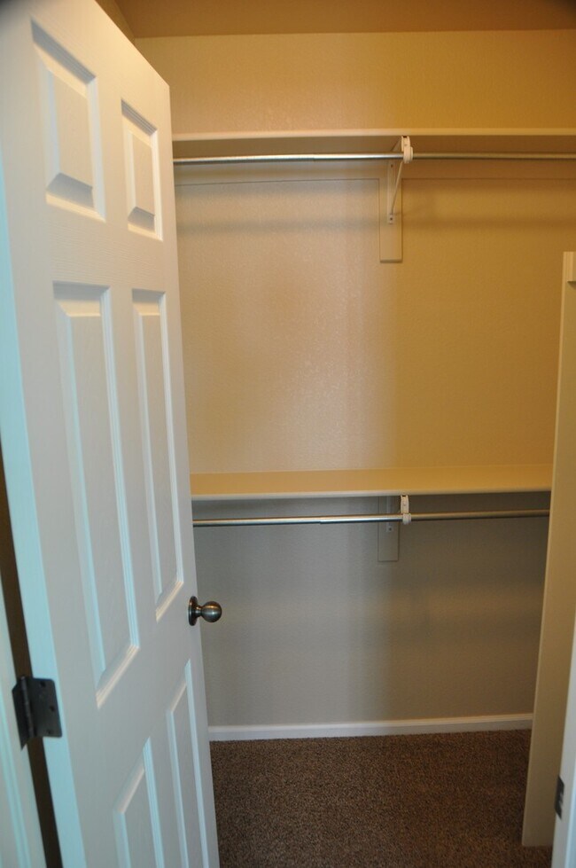 Building Photo - Stunning Town home in Mid Town!