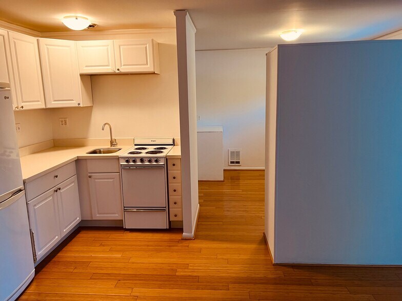 Building Photo - 5409 NE 65th St