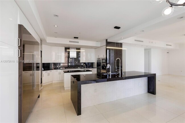 Building Photo - 17749 Collins Ave