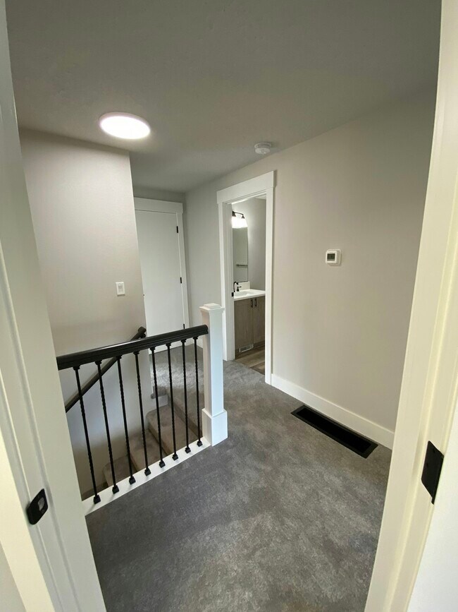 Building Photo - 5835 NW Landing Dr