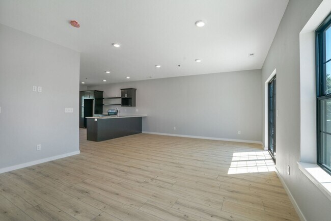 Building Photo - Clear Lake Condos