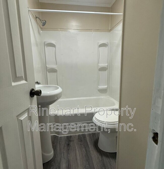 Building Photo - 242 S Cherry Rd