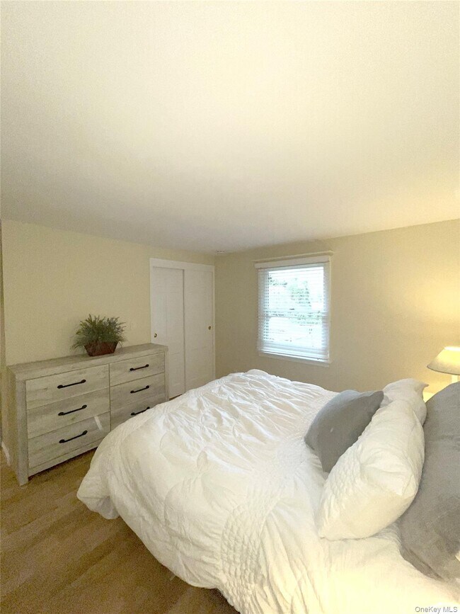 Building Photo - 25 Squires Ave