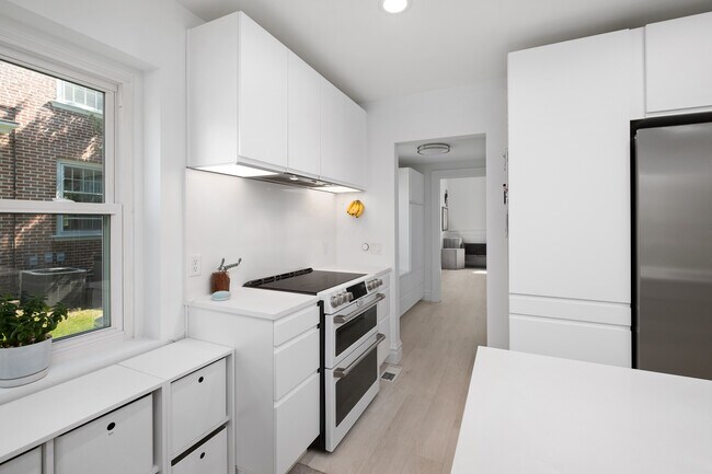 Electric cooktop and double ovens. - 31 Dartford Ave