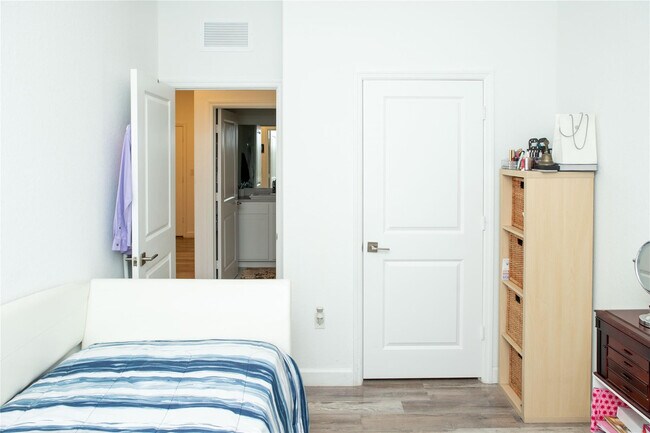 Building Photo - 1147 SW 7th Ave