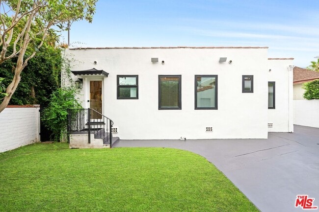 Building Photo - 260 S La Peer Dr