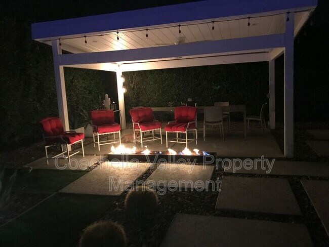 Building Photo - 2885 E Venetia Rd