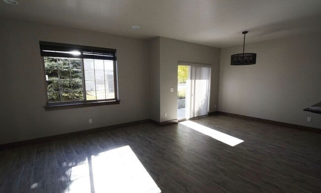 Building Photo - MOVE IN TODAY Beautiful 3 Bedroom 2 Bathroom Condo