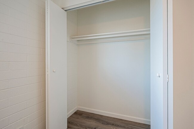 Building Photo - Renovated open floorplan