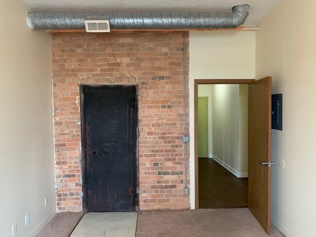 Building Photo - 215 Douglas St