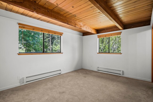 Building Photo - Remodeled Mountain Style Home