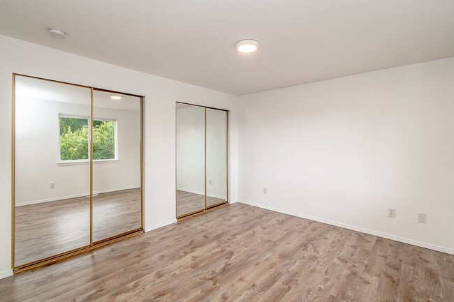 Building Photo - Modern Comfort in Silver Lake | 3-Bed, 2.5...