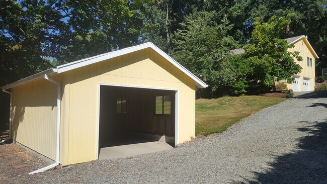 Building Photo - Raleigh Hills Beauty! XL Yard & Attached Garage! Dogs OK!