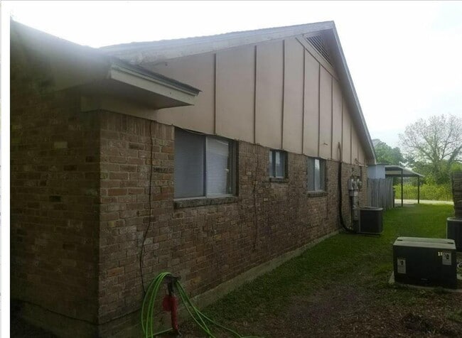 Building Photo - 9330 Tooley Dr