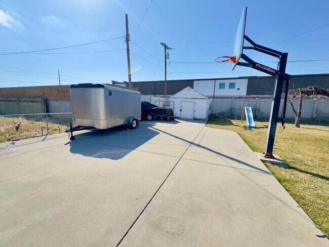 Building Photo - 1657 N 400 W