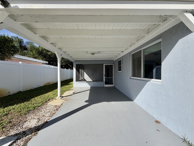 Building Photo - 1615 Crest Dr