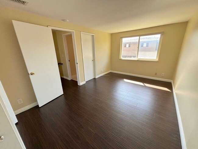 Building Photo - Clean and upgraded 3 bedroom townhouse available in Fountain Valley
