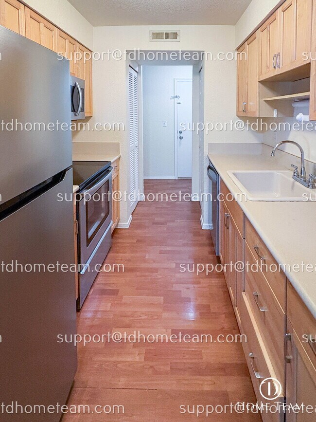 Building Photo - "Charming 2-Bed Condo in Bellevue with 923 Sq Ft of Comfort!"