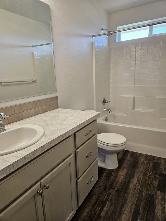 Building Photo - Welcome to this spacious 4 bedroom, 3 bathroom home located in Caldwell, ID.