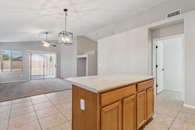 Building Photo - Nice 3 bedroom 2 bath