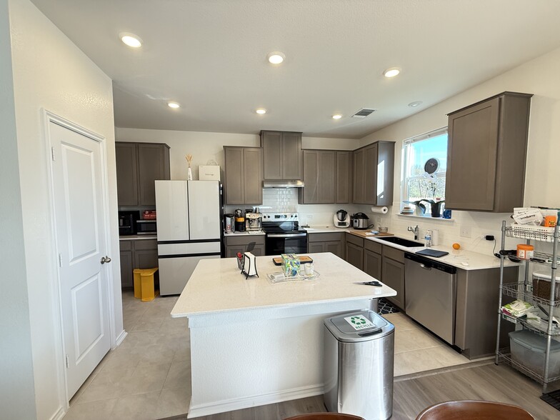 Building Photo - 604 Saint Cindys Way