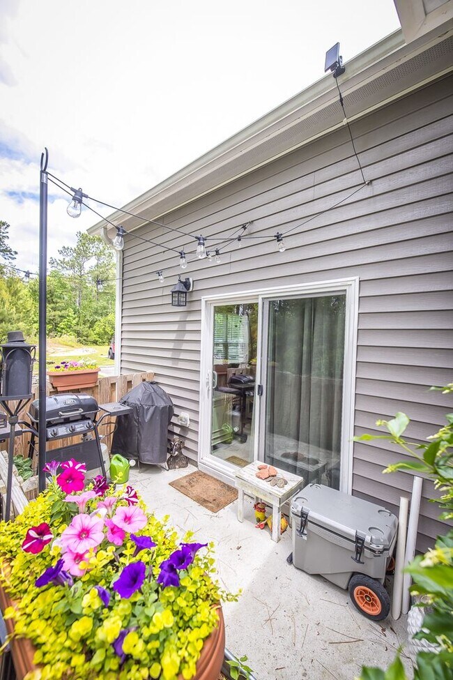 Building Photo - This spacious 3-bedroom, 2-bathroom townhouse offers modern living