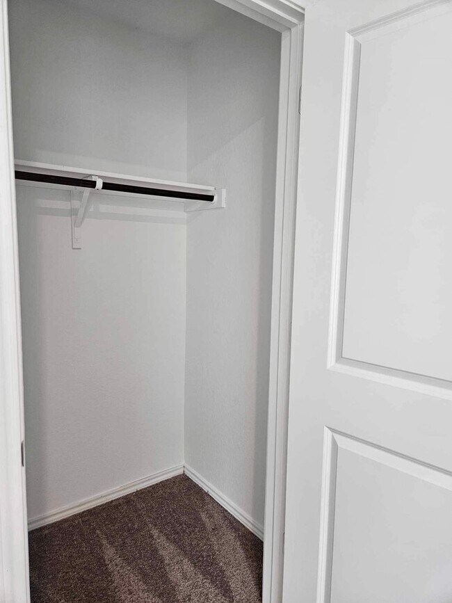 Building Photo - Welcome to Your Home in the Desirable Vida Subdivision!