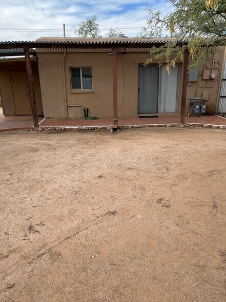 Building Photo - 2037 N Santa Rosa Ave