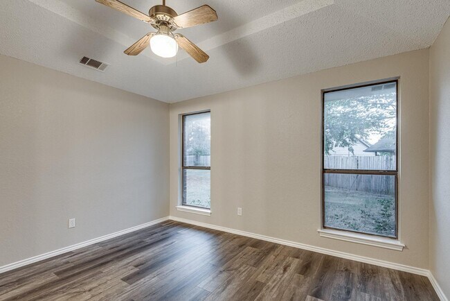 Building Photo - 10 St Charles Pl