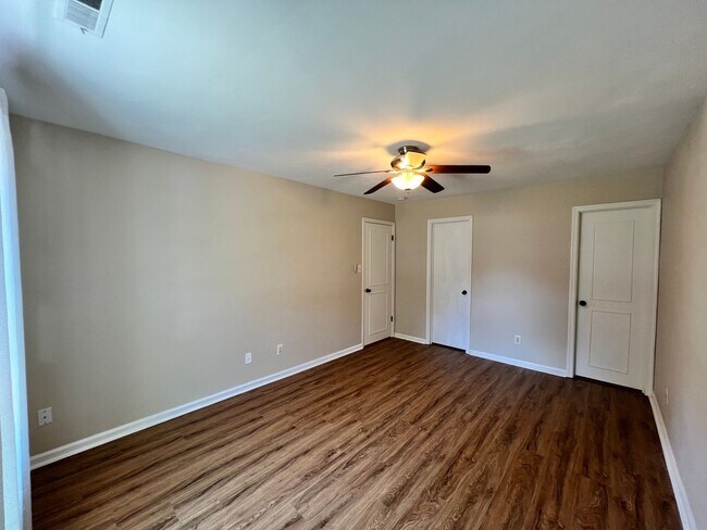 Building Photo - Updated brick ranch in REDWING