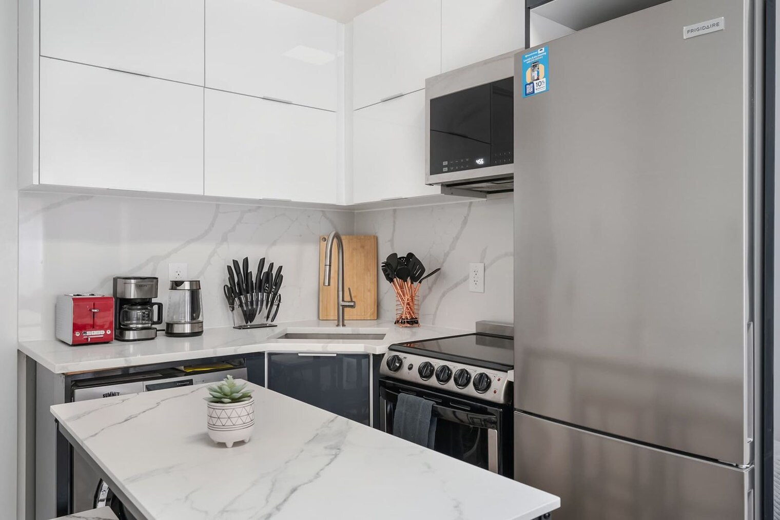 Building Photo - 317 E 78th St