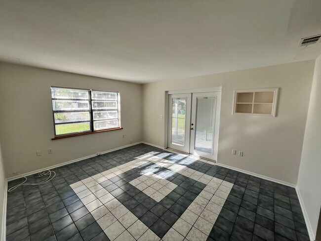Building Photo - 2244 Shelby Dr
