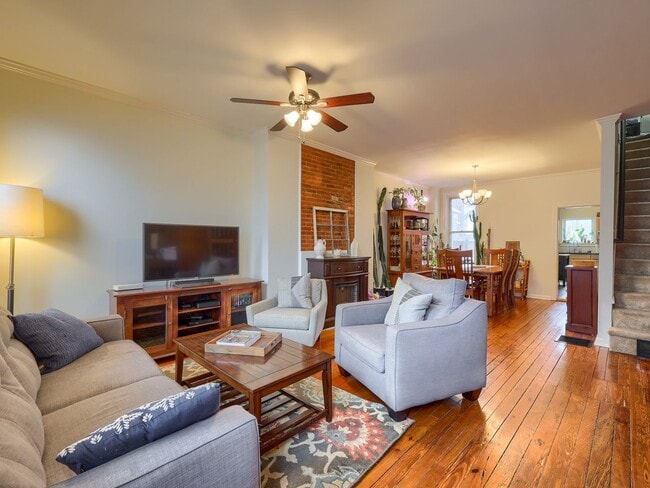 Building Photo - 207 Calder St