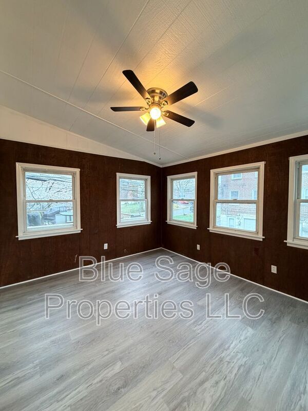 Building Photo - 402 Rively Ave