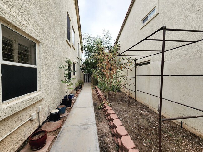 Building Photo - Marshall Ranch 5 bedroom!!  Available Now.
