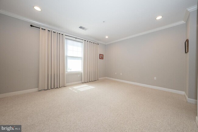 Building Photo - 300 W Elm St