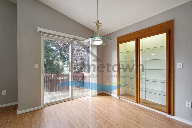 Building Photo - 4 Bedroom 2 Bathroom Home with Attached 2 ...