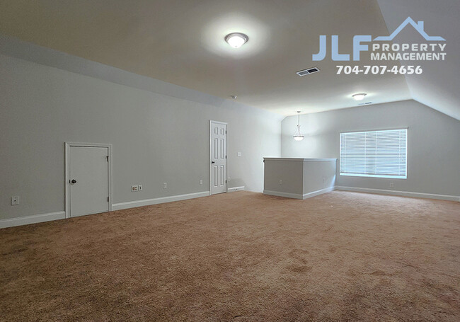 Building Photo - MOVE IN SPECIAL- 2 WEEKS FREE RENT! Fabulo...