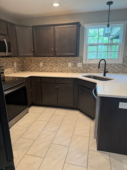 kitchen + dishwasher - 1110 Stonebrook Dr