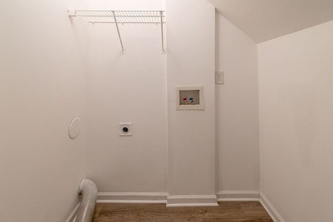 Building Photo - NEWLY RENOVATED !!!! Charming 4-Bedroom Home with Spacious Backyard!